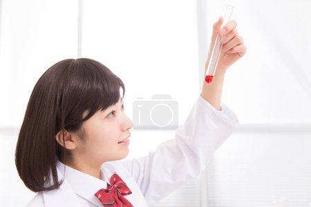 Foto de Retrato de hermosa joven japonesa colegiala en uniforme - Imagen libre de derechos