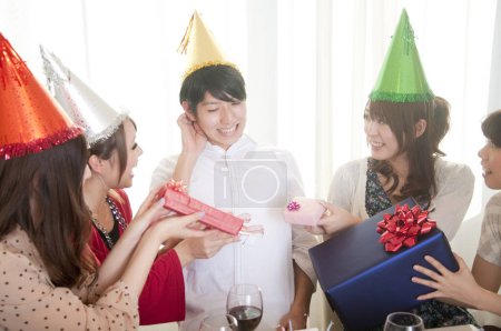 Téléchargez les photos : Amis asiatiques célébrant anniversaire, ayant fête à la maison - en image libre de droit