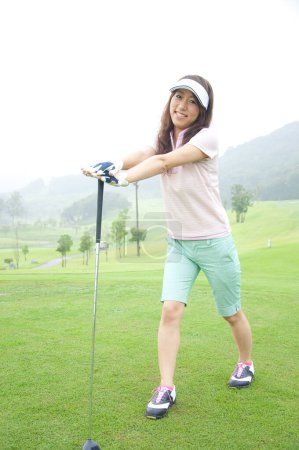 Téléchargez les photos : Femme asiatique, jouer au golf - en image libre de droit