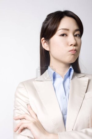 retrato de una mujer asiática soplando mejillas    