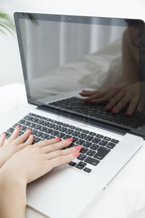 Téléchargez les photos : Femme travaillant avec un ordinateur portable - en image libre de droit