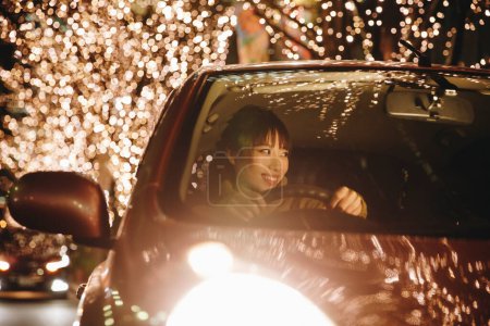 Téléchargez les photos : Asiatique jeune femme conduite voiture - en image libre de droit