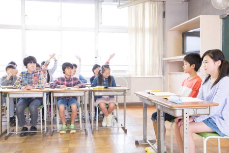 Téléchargez les photos : Portrait d'enfants asiatiques en classe scolaire - en image libre de droit
