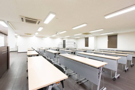 Téléchargez les photos : Intérieur de la salle de classe vide collège - en image libre de droit