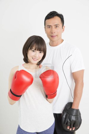 Foto de Retrato de la joven boxeadora japonesa con entrenamiento de entrenador juntos - Imagen libre de derechos