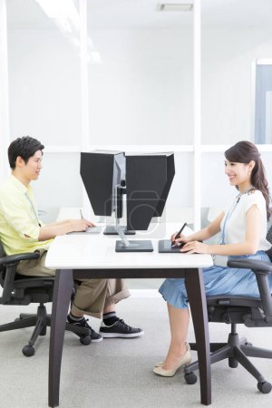 Téléchargez les photos : Les gens d'affaires qui travaillent avec des ordinateurs dans le bureau - en image libre de droit
