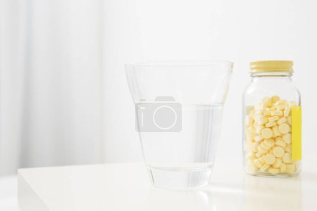 Téléchargez les photos : Verre d'eau avec des pilules - en image libre de droit