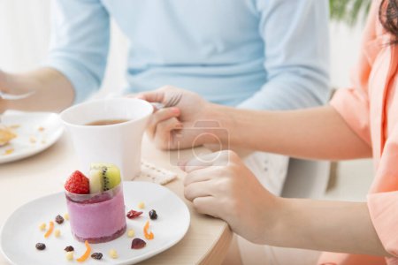 Téléchargez les photos : Couple d'amis prenant le petit déjeuner à la maison - en image libre de droit