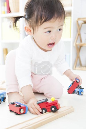 Foto de Asiático niño chica jugando con colorido juguete bloques en el suelo en kindergarten - Imagen libre de derechos