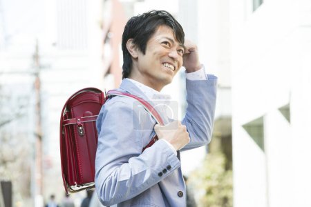 Téléchargez les photos : Homme d'affaires portant sac à dos en ville - en image libre de droit