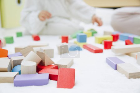 Foto de Niño jugando con juguetes de madera coloridos - Imagen libre de derechos