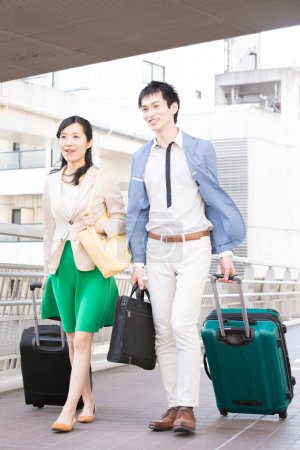 Foto de Jóvenes asiático negocios personas con maletas en la ciudad - Imagen libre de derechos