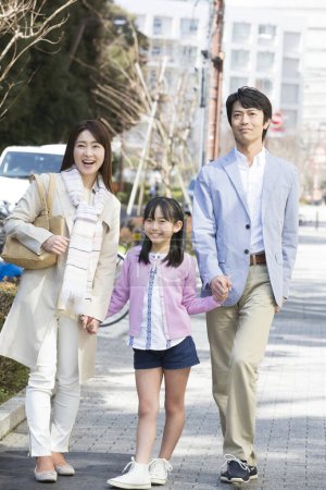 Téléchargez les photos : Portrait de famille japonaise marchant dans la rue - en image libre de droit