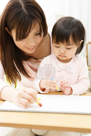Foto de Primer plano hermosa asiático madre y hija dibujo juntos - Imagen libre de derechos