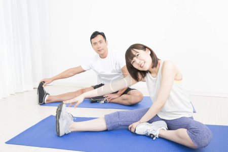 Téléchargez les photos : Concept de fitness et de santé. portrait de jeune japonais homme et femme formant ensemble - en image libre de droit