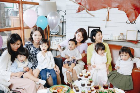 Foto de Mujeres japonesas felices con niños celebrando juntos. - Imagen libre de derechos