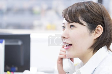 Téléchargez les photos : Asiatique femme bureau travailleur parler dans téléphone - en image libre de droit