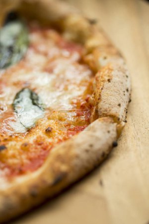 Foto de Pizza con queso, salsa de tomate y albahaca - Imagen libre de derechos