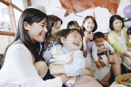 Foto de Mujeres japonesas felices con niños celebrando juntos. - Imagen libre de derechos