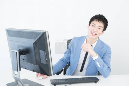 Foto de Retrato de un hombre de negocios con computadora en la oficina - Imagen libre de derechos
