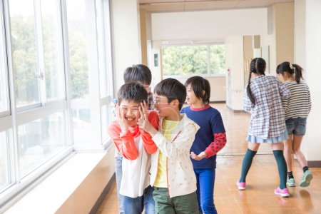 Foto de Retrato de niños asiáticos en pasillo escolar - Imagen libre de derechos