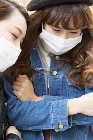 Foto de Mujeres asiáticas con máscaras médicas despertar al aire libre - Imagen libre de derechos