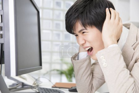 Foto de Asiático hombre gritando en oficina - Imagen libre de derechos