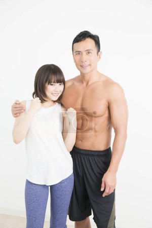 Téléchargez les photos : Concept de fitness et de santé. Studio portrait de sportif japonais homme et femme - en image libre de droit