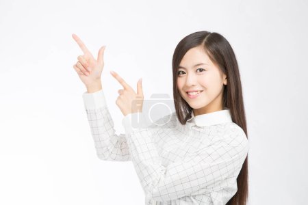 Téléchargez les photos : Studio plan de belle femme japonaise gesticulant avec ses index isolés sur fond blanc - en image libre de droit