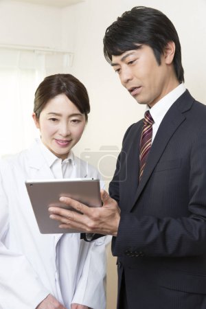 Foto de Retrato de un joven empresario con una enfermera con tableta - Imagen libre de derechos