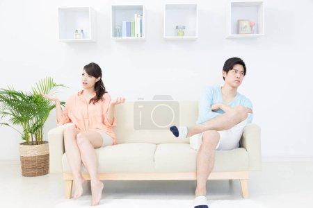 Foto de Joven pareja enojada en el sofá en la habitación - Imagen libre de derechos