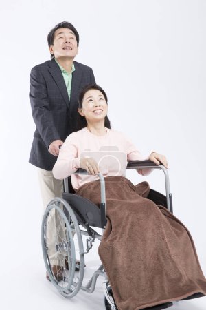 Téléchargez les photos : Femme en fauteuil roulant avec mari - en image libre de droit