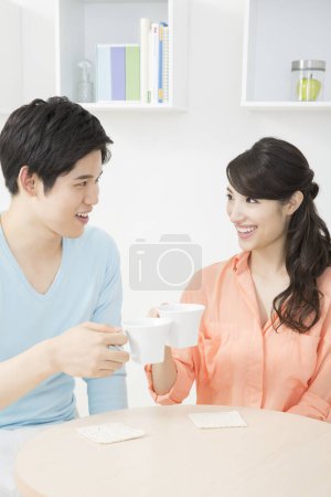 Téléchargez les photos : Couple boire du café dans la cuisine - en image libre de droit