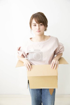Téléchargez les photos : Femme asiatique avec boîte en carton - en image libre de droit