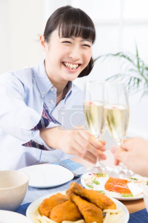 Téléchargez les photos : Heureux asiatique jeune femme toasting avec champagne - en image libre de droit