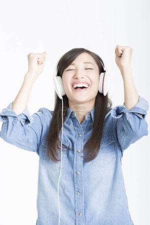Foto de Joven hermosa asiática mujer escuchar música - Imagen libre de derechos