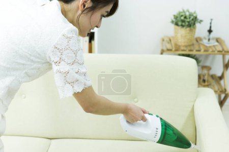Foto de Mujer limpiando la casa con aspiradora - Imagen libre de derechos
