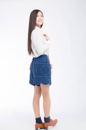 Foto de Retrato de hermosa joven japonesa aislada en blanco - Imagen libre de derechos