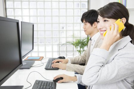 Foto de Retrato de asiático mujer de negocios hablando en el teléfono inteligente en el trabajo en la oficina - Imagen libre de derechos