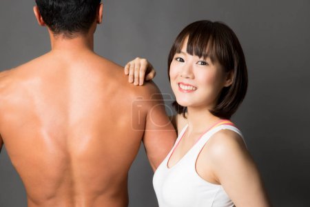 Téléchargez les photos : Concept de fitness et de santé. Studio portrait de sportif japonais homme et femme - en image libre de droit