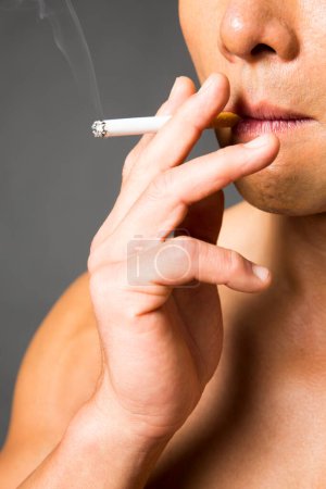Téléchargez les photos : Homme fumant une cigarette - en image libre de droit