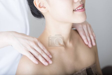 Téléchargez les photos : Belle japonais femme obtention acupuncture traitement dans beauté spa - en image libre de droit