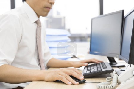 Téléchargez les photos : Asiatique l'homme travailler dans l 'bureau - en image libre de droit
