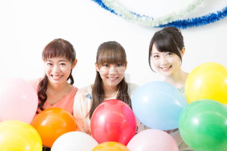 Téléchargez les photos : Trois femmes souriantes avec des ballons colorés - en image libre de droit
