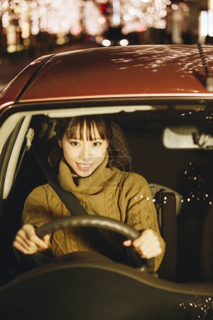 Foto de Hermosa mujer asiática conducir coche en la ciudad - Imagen libre de derechos