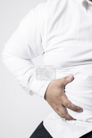 Foto de Hombre con sobrepeso y camisa blanca. retrato de estudio - Imagen libre de derechos