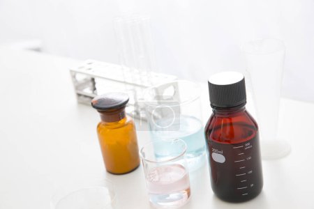 Foto de Artículos de vidrio de laboratorio con líquidos - Imagen libre de derechos