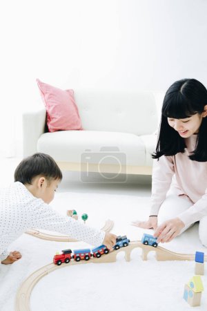Foto de Lindo japonés chico jugando con madre en casa - Imagen libre de derechos