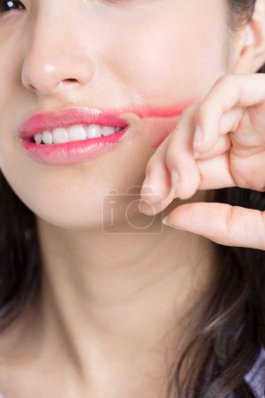 Téléchargez les photos : Lèvres de femme avec rouge à lèvres maculé. - en image libre de droit
