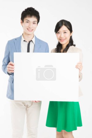 Foto de Asiático joven mujer y hombre holding blanco tarjeta - Imagen libre de derechos